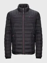 Campera acolchada negra de Tommy Hilfiger, con cuello alto, cierre frontal con cremallera y dos bolsillos laterales con cremallera. Logo de Tommy Hilfiger bordado en el pecho.