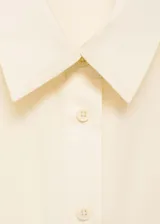 Mono largo de diseño recto, confeccionado en tejido mezcla de lyocell y lino. Presenta cuello camisero, cierre frontal con botones, mangas cortas con dobladillo, dos bolsillos de parche en el pecho y dos bolsillos cargo laterales.