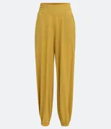 Pantalón harem color mostaza, con cintura elástica ancha, pliegues delanteros y horizontales, barra ajustada con elástico y pliegues.