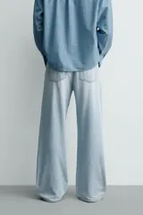 Jeans flare fit confeccionados en denim de algodón de tejido rígido, color celeste claro. Presentan diseño de cintura efecto revés, cinco bolsillos, tiro medio y cierre frontal con cremallera y botón.