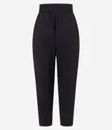 Pantalón de vestir femenino color marrón oscuro, de corte fluido y tiro medio/alto, con cintura elástica ajustable mediante cordón. Presenta bolsillos laterales y cierre frontal.