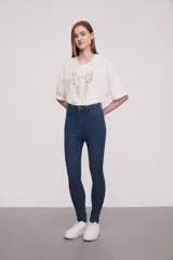 Pantalon jean de corte super skinny y tiro alto, con acabado lavado en tono gris.