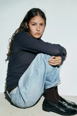 Par de calcetines con estampado animal print de leopardo en tonos marrones y beige, con acabado en rib en la parte superior.