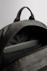 Mochila de deporte multiuso Zara Athleticz confeccionada en tejido técnico color gris oscuro, con un volumen de 30 litros, tres compartimentos principales con cierre de cremallera, bolsillo frontal con cordón elástico tipo bungee, compartimento interior para dispositivos electrónicos de hasta 15 pulgadas, dos bolsillos laterales elásticos para botellas, parte posterior acolchada y transpirable, y detalles reflectantes.