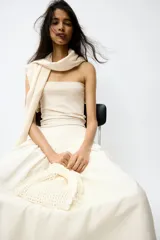 Pollera maxi de corte holgado en mezcla de viscosa, color beige. Cuenta con cintura en punto pesado con detalle fruncido en V que otorga una caída suave y fluida.