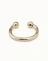 Pulsera rígida bañada en plata, con diseño abierto y terminaciones en forma de bola en cada extremo.