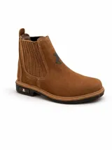 Bota tipo chelsea de gamuza color tostado, con elásticos laterales y suela de goma con detalle de logo metálico en el talón.