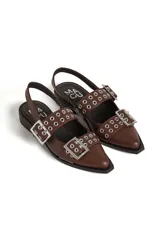 Chatas de cuero color chocolate, con punta fina, hebillas plateadas y slingback.