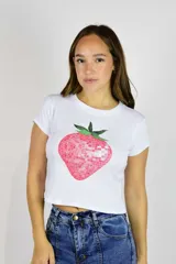 Remera corta de algodón blanca con estampado frontal de una frutilla estilo bola de espejo, de manga corta y cuello redondo.