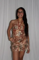 Vestido corto azul metalizado con diseño cut-out, argolla central en el busto, tirantes halter y falda con volado en el ruedo.