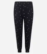 Pijama de dos piezas confeccionado en tejido rib acanalado con estampado floral. Incluye una blusa de manga larga con cuello redondo y cierre frontal de botones, y un pantalón largo con cintura elástica.