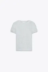 Camiseta de cuello redondo y manga corta, color gris melange, de corte slim fit y largo normal.