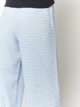 Pantalón palazo a cuadros celestes y blancos, con tiro alto y elástico en la cintura.