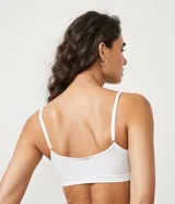 Soutien blanco de poliamida y elastano, con relleno removible y sin costuras.