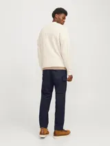 Pantalón cargo azul marino de corte relajado, con bolsillos traseros, frontales y laterales. Tiene cierre de gancho y cremallera, tiro medio y cordones en los dobladillos.