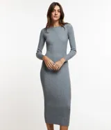 Vestido midi de punto acanalado de la marca Marfinno, color negro, de corte ajustado, con cuello barco y mangas largas.