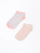 Pack de dos pares de medias cortas, uno gris con estampado de estrellas rosas y otro rosa liso.
