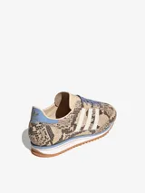 Championes Adidas SL 72 OG de perfil bajo, con empeine de cuero con estampado de piel de serpiente, tres tiras blancas laterales, cordones celestes y suela de goma estriada con entresuela de EVA y detalle en celeste.