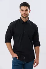 Camisa lisa de manga larga de algodón en color gris claro, de corte slim fit con cuello camisero y cierre frontal de botones.