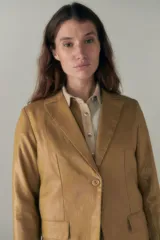 Blazer color fucsia de corte sastrero con ruedo curvo, bolsillo ojal con tapita y tajo en la espalda.