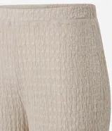 Pantalón texturizado marrón de corte ancho con cintura elástica y bolsillos laterales.