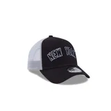Gorro New Era 9FORTY de los New York Yankees, color azul marino con visera curva y paneles traseros de malla blanca. Presenta el logo del equipo bordado en el frente.
