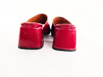 Sandalias rojas de charol con taco cuadrado.