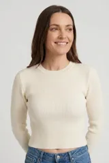 Sweater corto de punto rib en color tostado, con escote redondo a la base y mangas largas ajustadas.