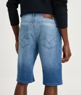 Bermuda masculina de jean color celeste, corte slim, con dobladillo y bolsillos. Marca Marfinno.