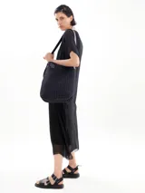 Vestido largo negro de seda con cuello en V y mangas cortas amplias.