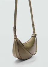 Bolso de mano tipo media luna con diseño ovalado, cierre de cremallera y doble asa. Cuenta con forro interior y detalle de costuras.
