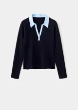 Jersey de punto grueso negro con cuello camisero y solapa en contraste de color celeste.
