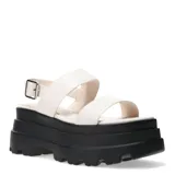 Sandalias con plataforma color beige, con dos tiras anchas horizontales sobre el empeine y hebilla lateral ajustable.