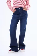 Jean de corte recto y tiro alto, confeccionado en denim de color azul oscuro con costuras en contraste.