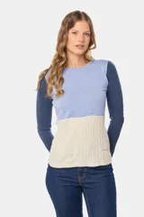 Buzo de tejido de punto con diseño de bloques de color en tonos verde menta, crema y beige. Presenta mangas largas y un panel inferior con textura de cableado.