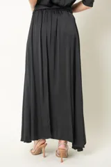 Pollera larga color beige de satén de seda, de corte amplio, con cintura elastizada y lazo.