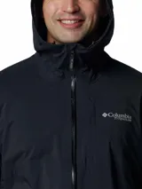 Chaqueta impermeable y transpirable de la línea Titanium de Columbia, con tecnología Omni-Tech y costuras selladas. Presenta capucha ajustable, cremallera frontal revestida de PU, ventilación en las axilas, bolsillos con cierre y puños ajustables.