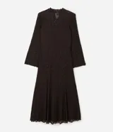 Vestido largo de encaje calado color negro, con cuello alto, mangas largas tipo flare y falda con corte evasé. Incluye forro interior.