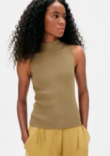 Musculosa de punto tejido con cuello alto y diseño sin mangas, de corte ajustado y textura acanalada.