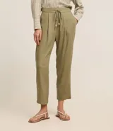 Pantalón celeste de corte recto, confeccionado en tejido de lino y viscosa. Presenta cintura elástica con lazo ajustable, bolsillos laterales y pliegues frontales.