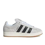 Championes Adidas Campus 00S de gamuza color gris claro con las tres tiras características de la marca en negro. Suela de goma color hueso con base marrón.