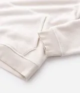 Buzo cerrado de fleece con capucha ajustable, manga larga con puños acanalados, bolsillo tipo canguro y cintura ajustada.