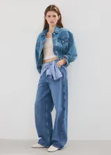 Jeans de denim azul con corte holgado y diseño de pernera recta.