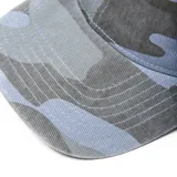 Gorro tipo cap con visera curva y diseño estampado de camuflaje en tonos azules y grises.