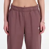 Pantalón de jogging color borgoña con logo de New Balance estampado en blanco en el muslo izquierdo.