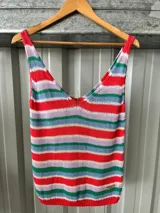 Musculosa de hilo confeccionada en tejido de punto, con diseño a rayas horizontales multicolor en tonos rojo, celeste, lila, verde y amarillo.
