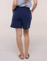 Short de algodón azul marino, de silueta holgada y pierna recta, con pretina fruncida, banda elástica y cordón ajustable en la cintura. Cuenta con bolsillos laterales funcionales.