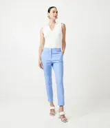 Pantalón de sastrería rojo de corte recto, con bolsillos delanteros, cintura elástica en la espalda y pequeñas aberturas en los tobillos.