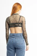 Remera de tul transparente con cuello alto y estampado abstracto en tonos verdes y marrones.