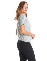 Remera de modal con cuello volcado y mangas cortas, de corte holgado y caída fluida.